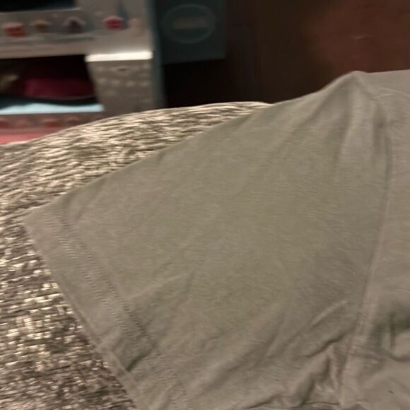 Under Armour Stacked Logo Fill T-Shirt - Mossy Taupe. Size Medium. - Picture 6 of 9